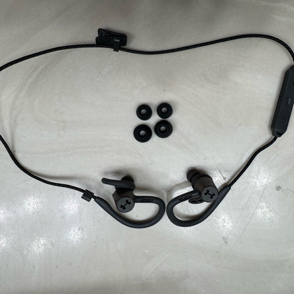 Under Armour Sport Wireless Pivot Earbuds - Black